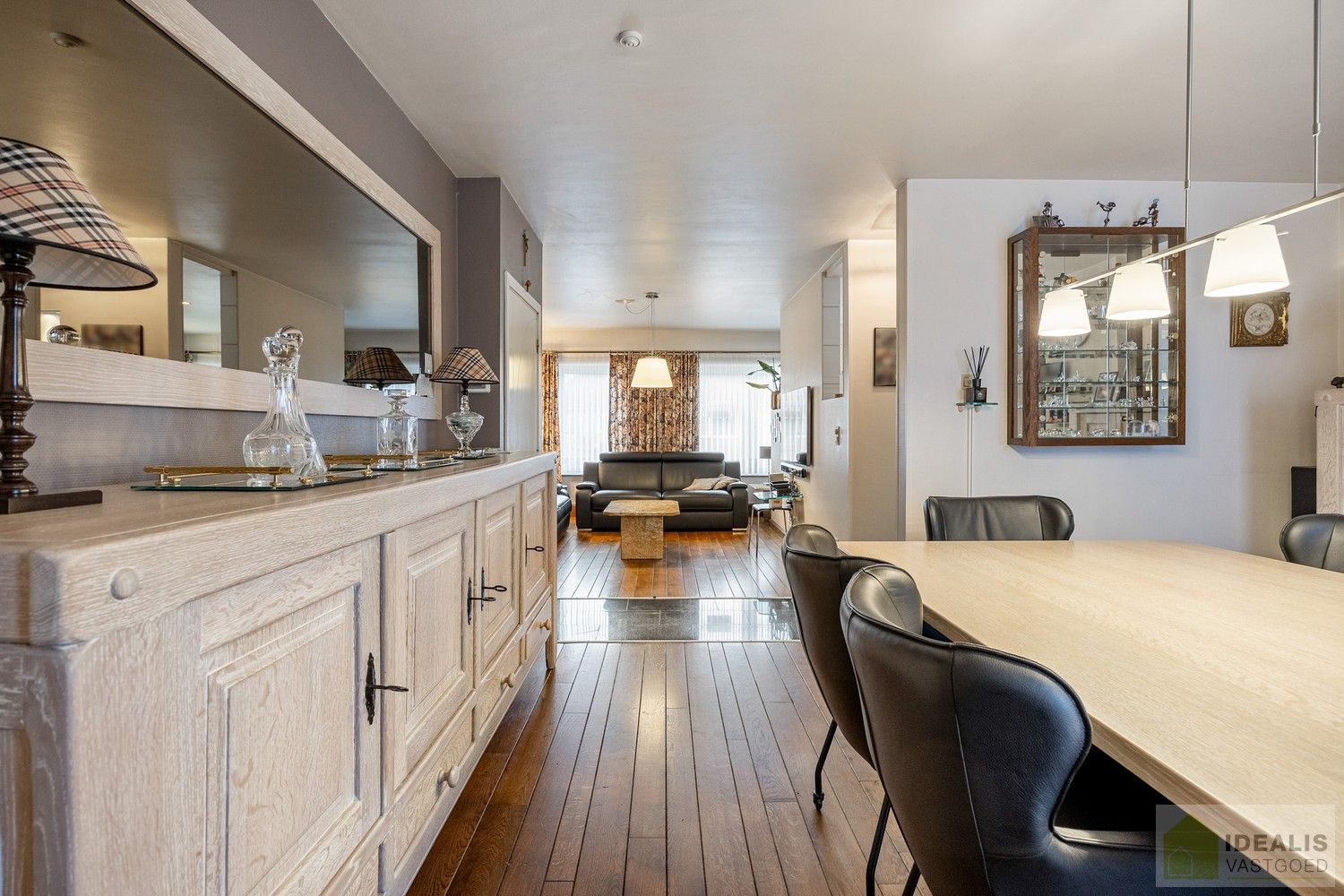 IDEALIS VASTGOED - Aangenaam instapklaar duplexappartement met winkelruimte/werkatelier te Opitter, Bree. Dit ruime duplexappartement omvat +-140 m² netto bewoonbare oppervlakte. Dit multifunctionele pand biedt tal van mogelijkheden dankzij de winkelruimte/het werkatelier van maar liefst +-200m² die vroeger dienst deed als slagerij. Uiterst geschikt voor kandidaten op zoek naar een instapklare woonruimte mét handelsruimte op een gunstige locatie midden in hartje Opitter, Bree! Mogelijkheid wijziging tot ééngezinswoning mits het verkrijgen van een omgevingsvergunning. foto 5