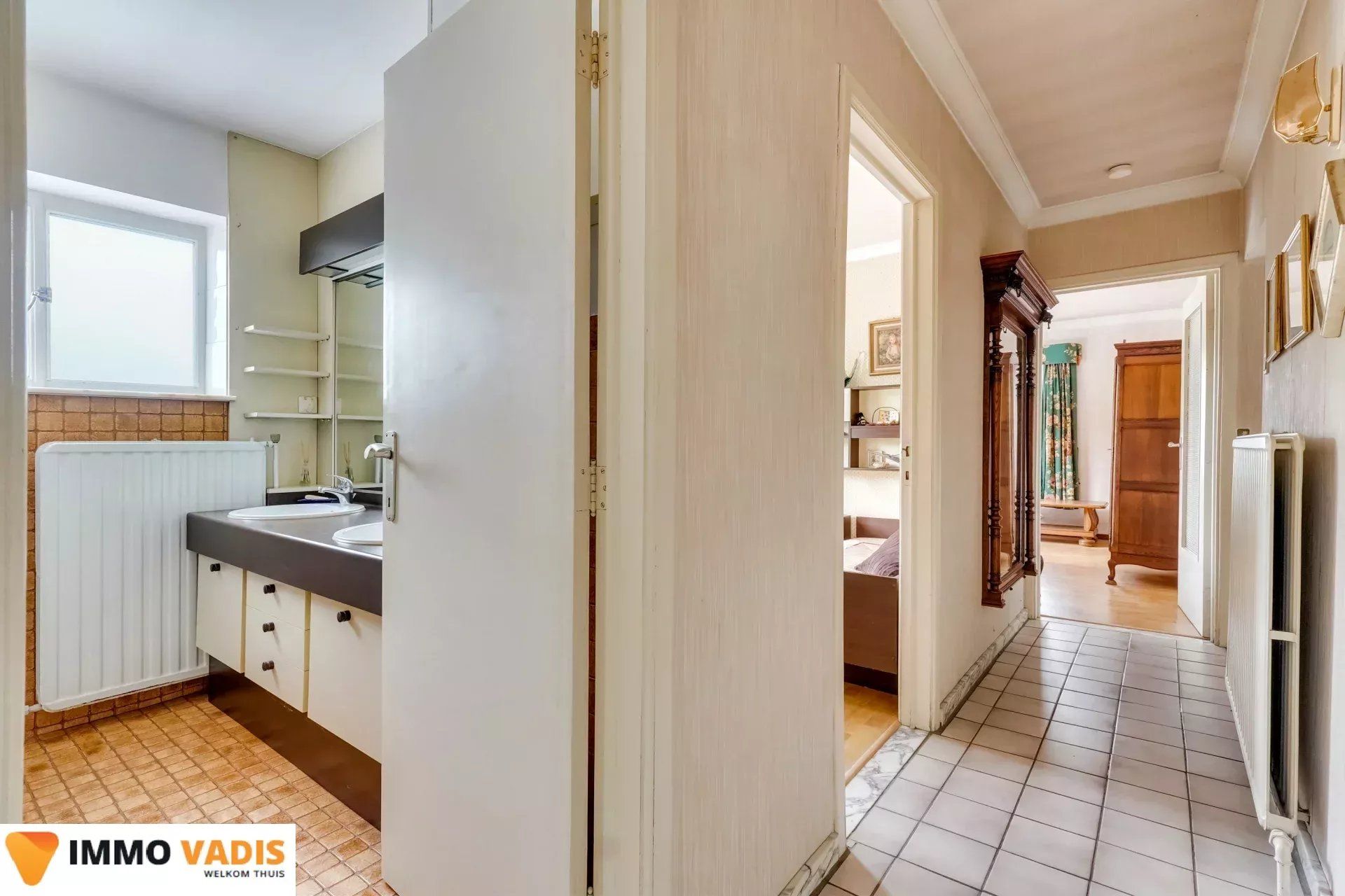 Te renoveren woning met  garage en mooie tuin foto 16