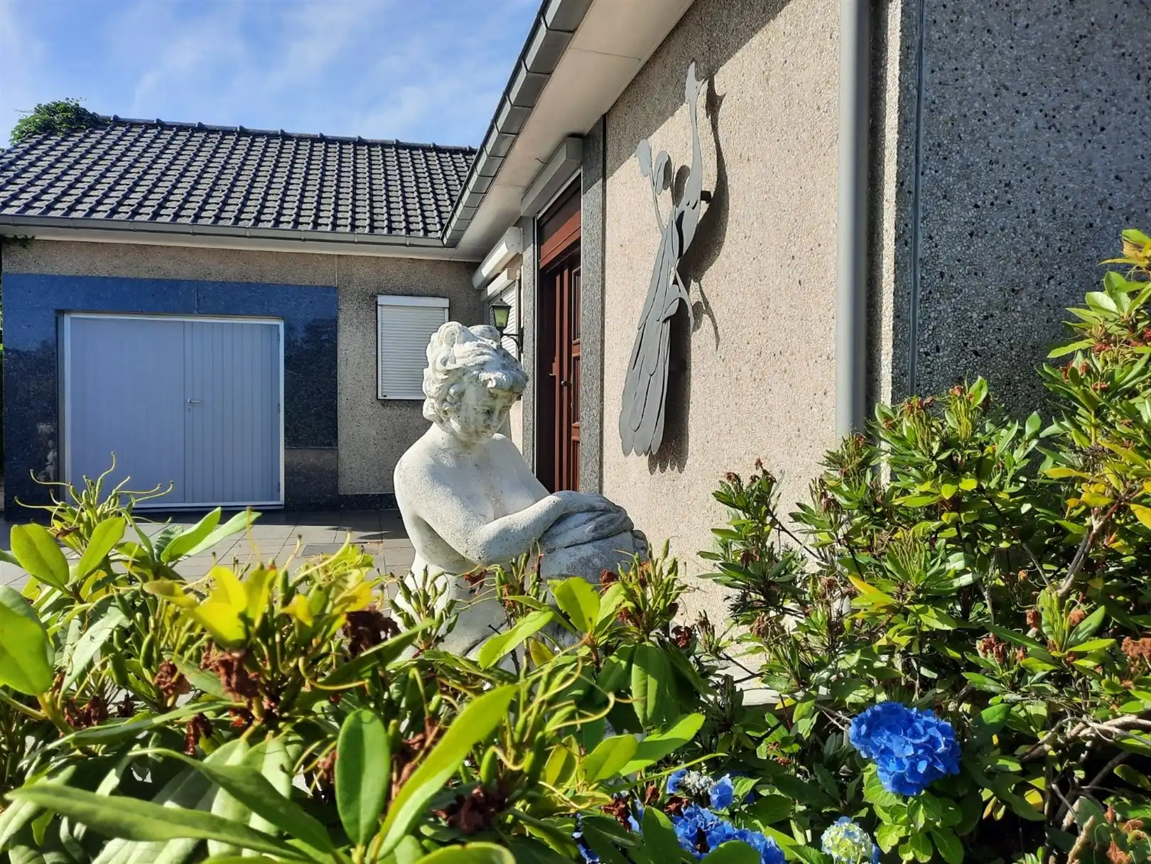 Huis met prachtige tuin in een woonwijk in doodlopende straat foto 2
