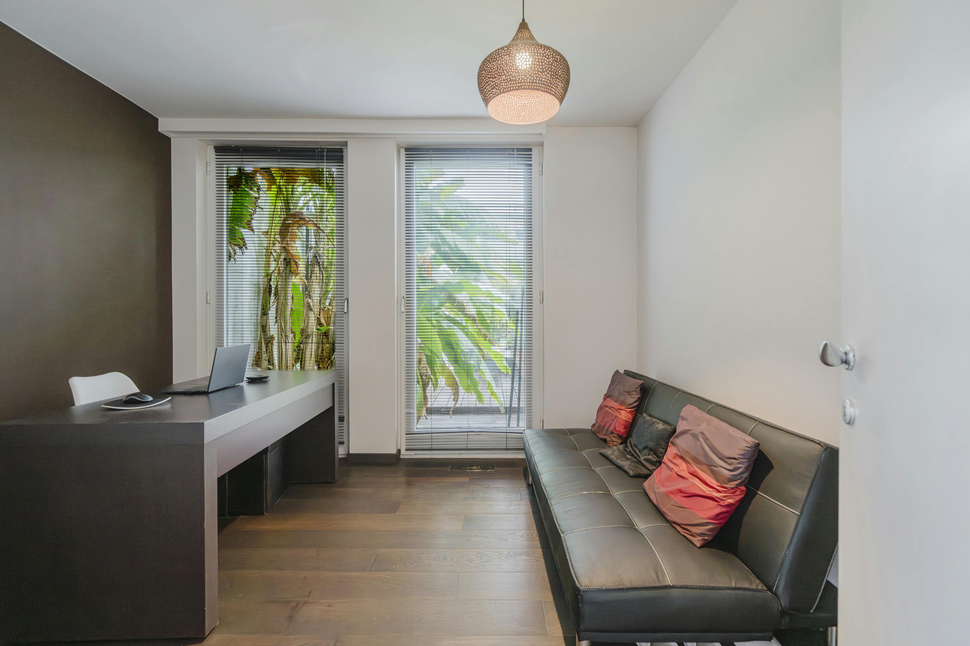 Architecturale patiowoning met tijdloze klasse foto 14