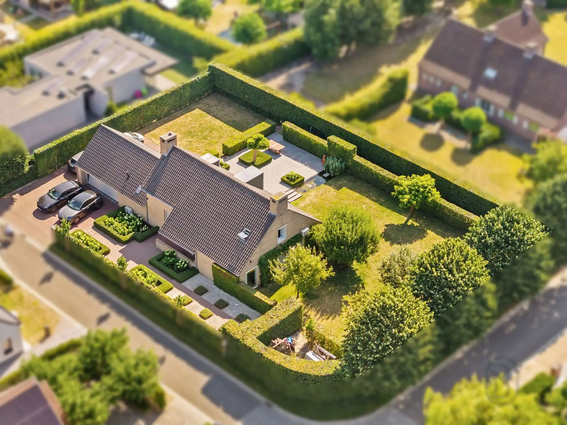 Stijlvolle villa in gegeerde villapark te Waregem. foto {{pictureIndex}}