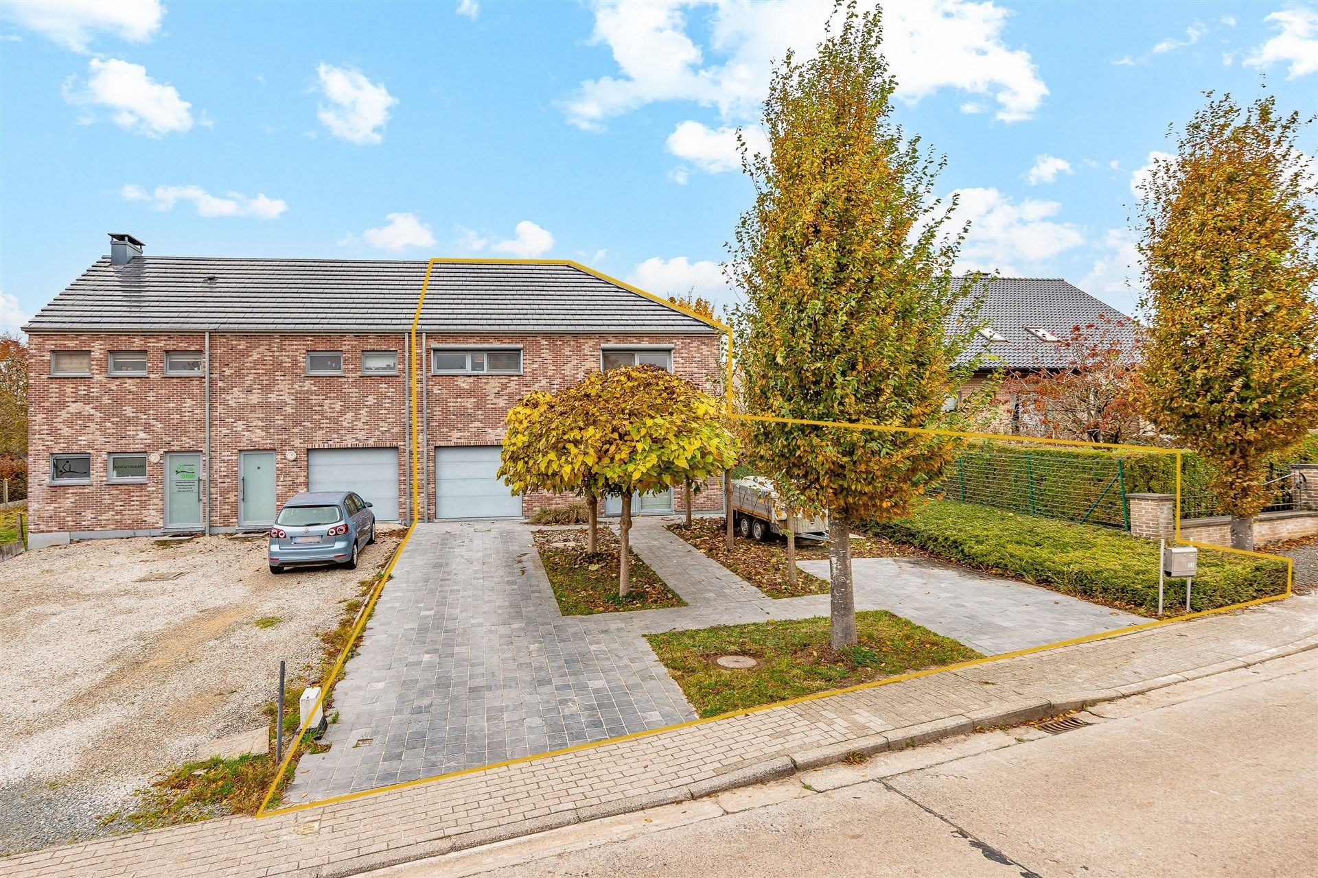 Gezinswoning met vier slaapkamers en garage te Herzele foto {{pictureIndex}}