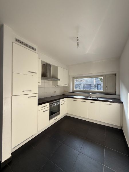 Rustig gelegen woning met mooie tuin en carport foto 6