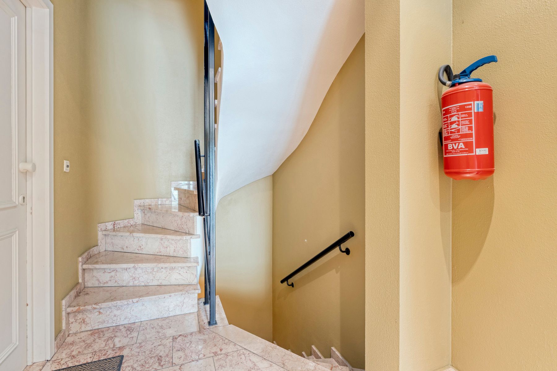 TOPPER! INSTAPKLAAR APPARTEMENT IN KLEINSCHALIG GEBOUW foto 5