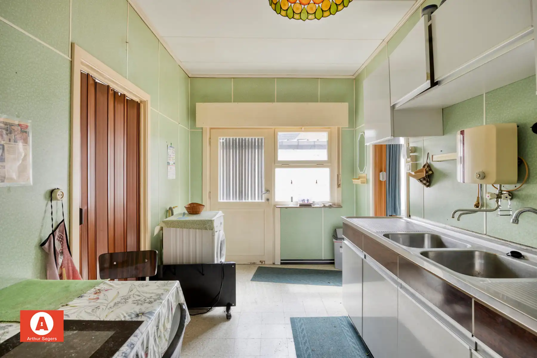 Ruime te renoveren woning met 4 slaapkamers foto 8
