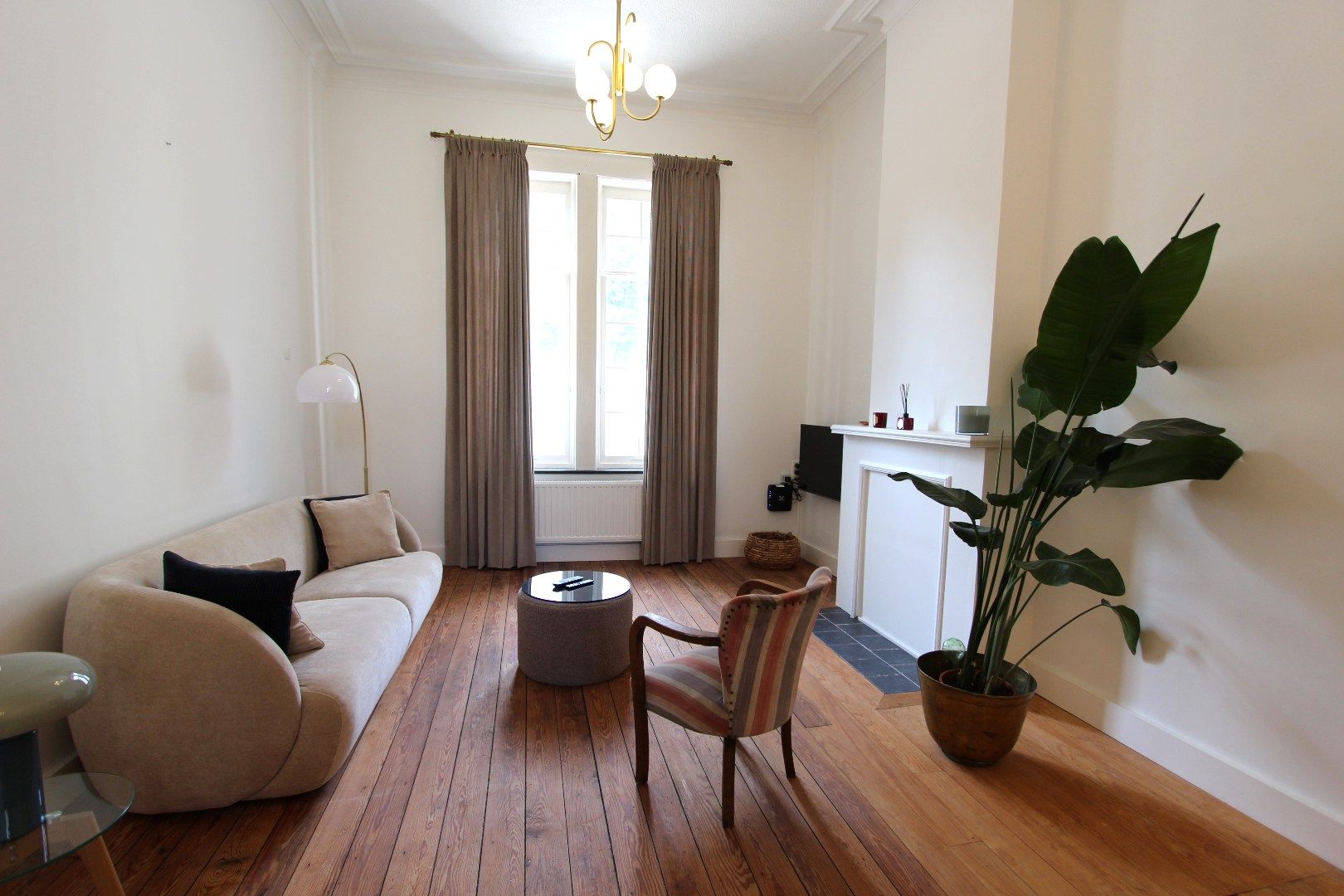 KNAP GERENOVEERDE WONING MET STADSTUIN foto 2