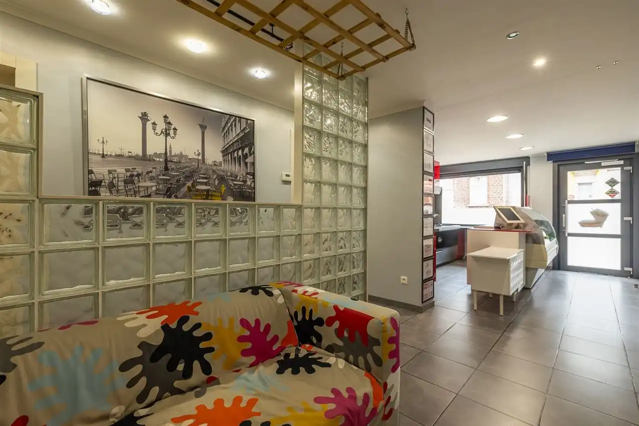 Handelswoonst met volledig uitgeruste frituur en appartement foto 11