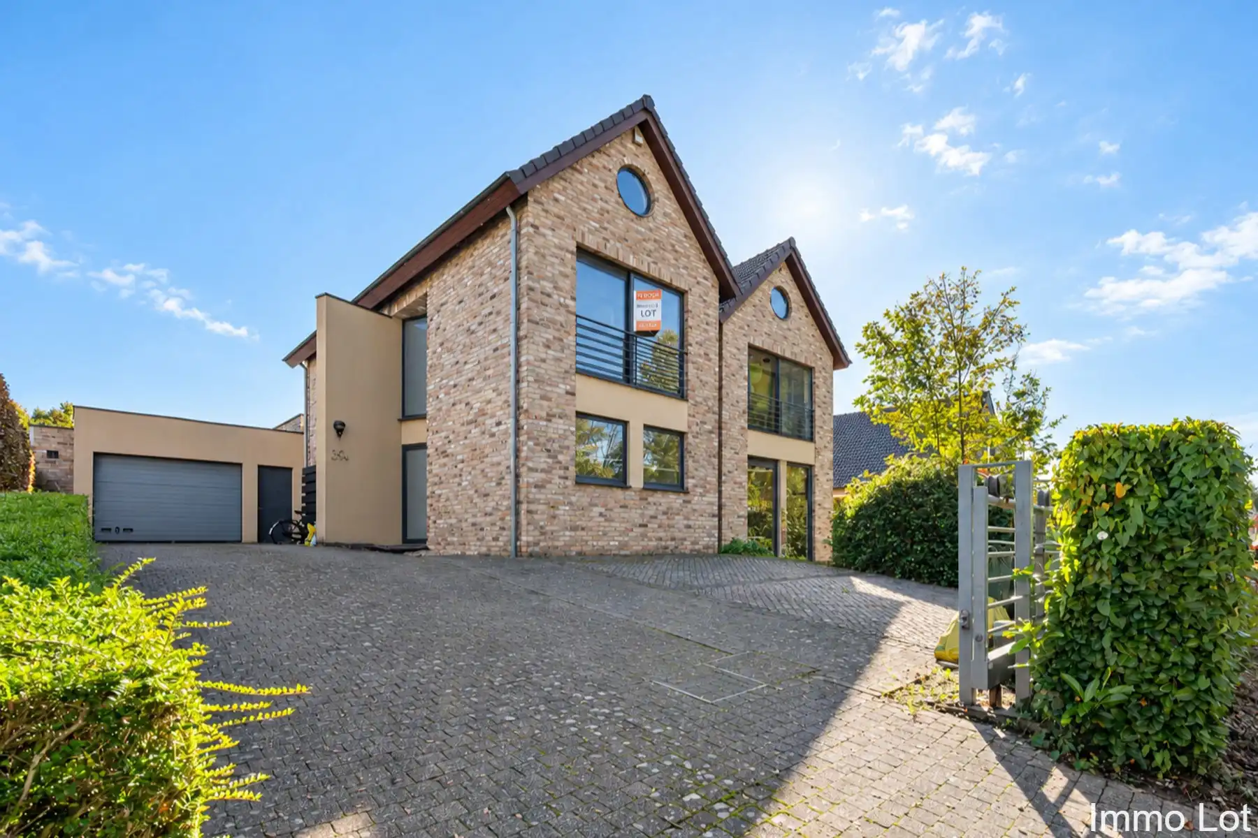 Villa met multifunctioneel bijgebouw, garage en ruime tuin foto 2