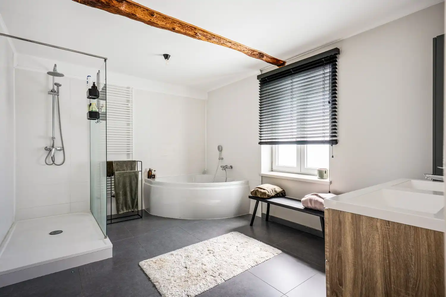 Instapklare woning met 4 slpkrs met gezellig terras en tuin foto 9