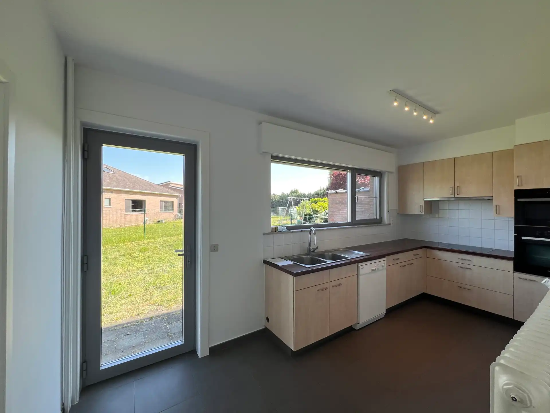 Zeer ruime woning met 4 slaapkamers nabij centrum. foto 7