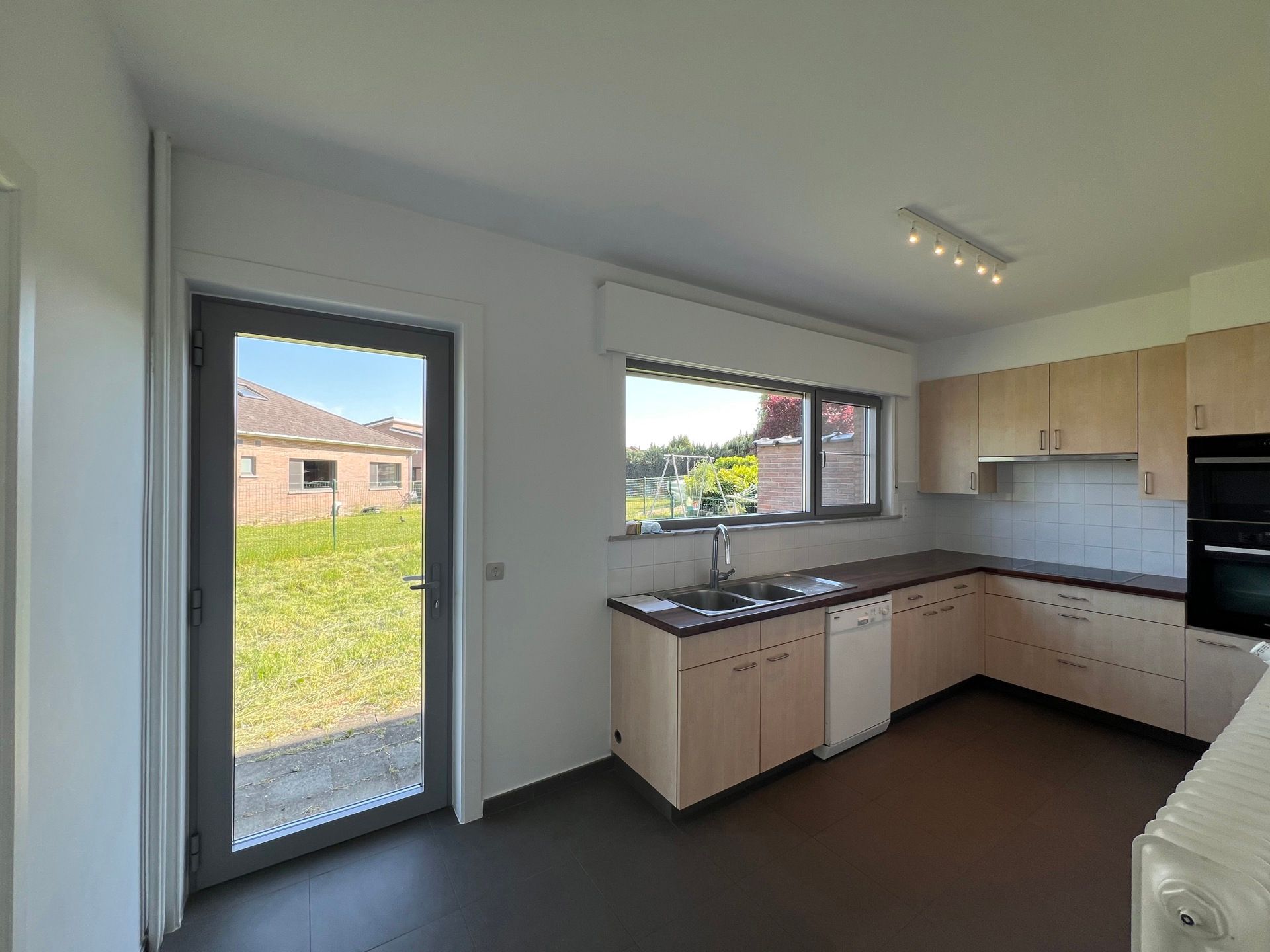 Zeer ruime woning met 4 slaapkamers nabij centrum. foto 7