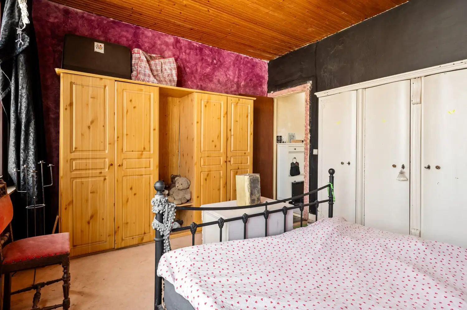 Gedeeltelijk te renoveren rijwoning met 3 slaapkamers, tuin en veel potentieel in Merksem! foto 14