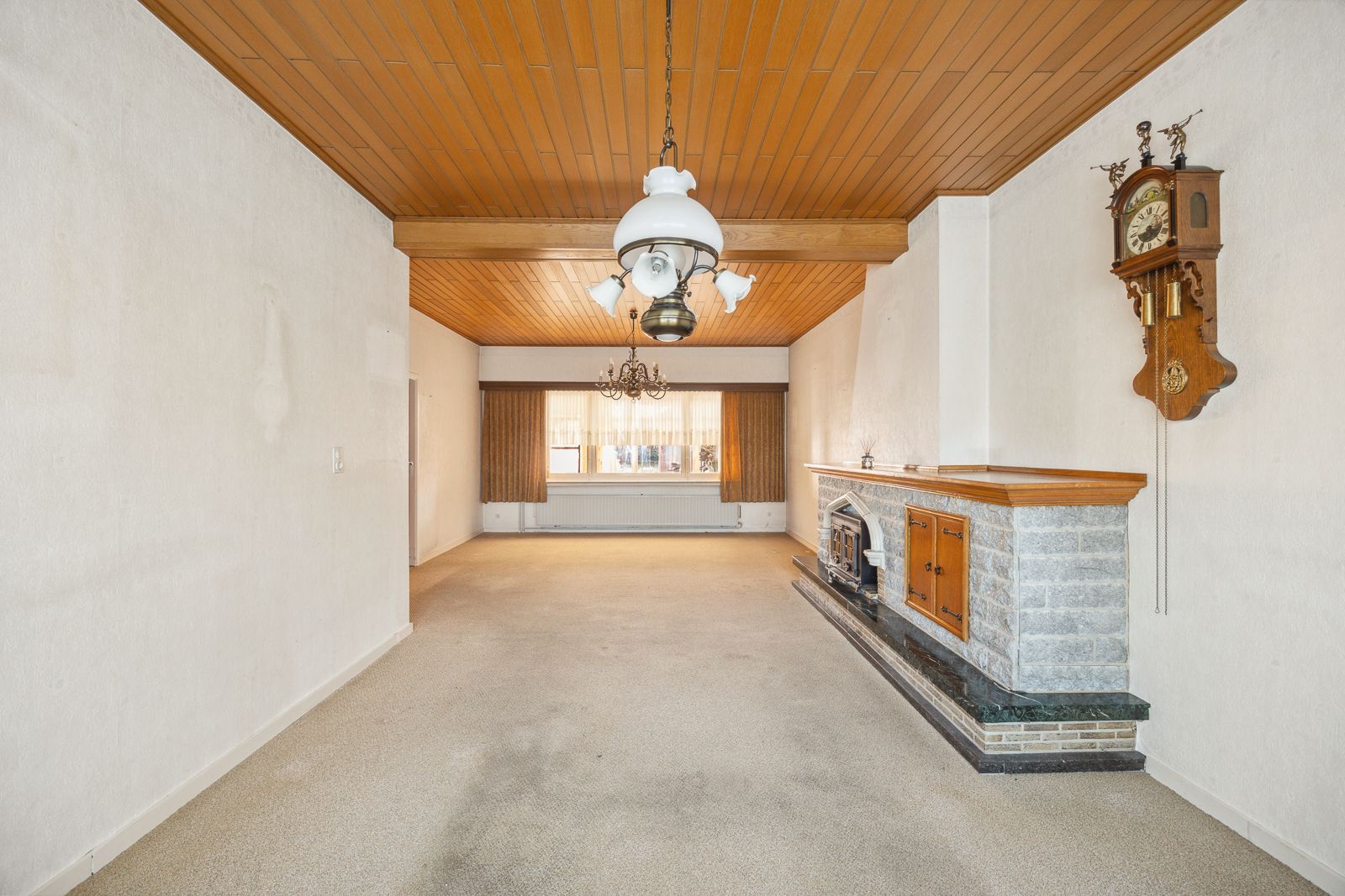 Ruime woning met renovatiepotentieel, garage en zuid tuin in Putte-Kapellen. foto 6