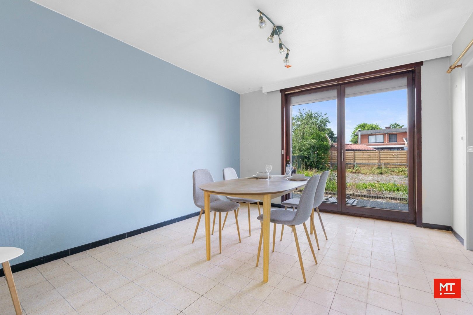 BOD WELKOM - Ruime halfopen woning met 4 slaapkamers, tuin en garage in een rustige en kindvriendelijke wijk foto 3