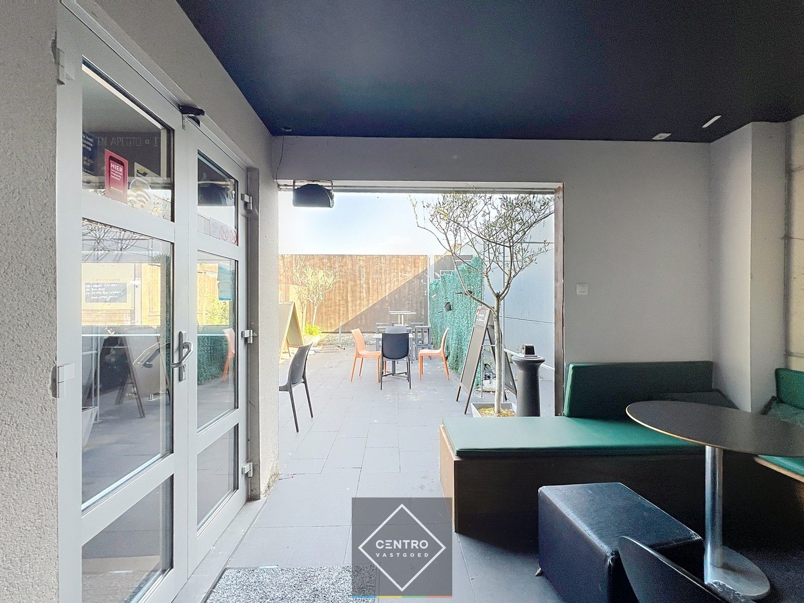 Instapklaar handelspand met wellness, appartement én verhuurde broodjeszaak – toplocatie in Sint-Eloois-Winkel (Ledegem). foto 24