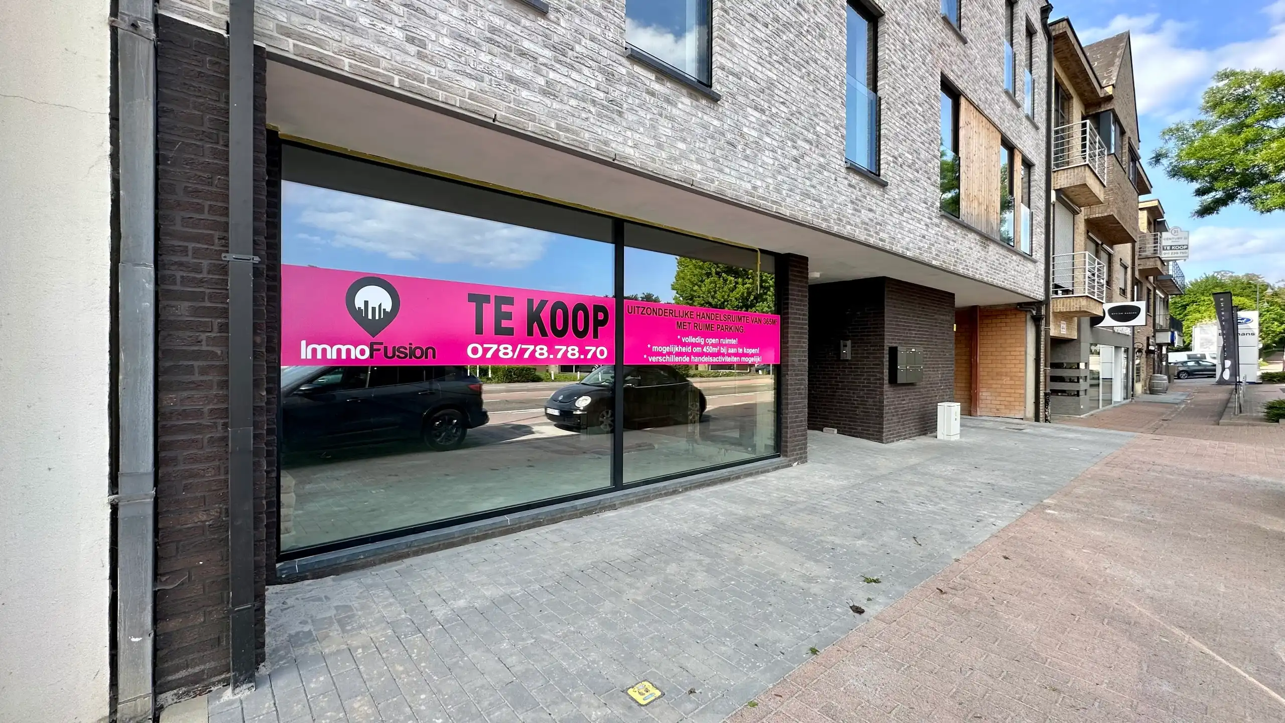 Uitzonderlijke handelsruimte van circa 366m² met parking! foto {{pictureIndex}}