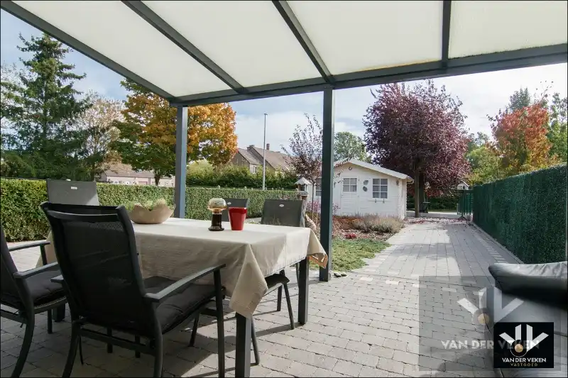 Rustig gelegen, goed onderhouden, instapklare en energiezuinige woning met veel licht en ruimte foto 2