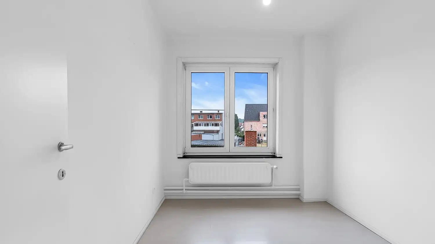 Totaal gerenoveerde en energiezuinige gezinswoning met 3 slaapkamers, carport voor 2 wagens en zonnige tuin in Paal foto 11