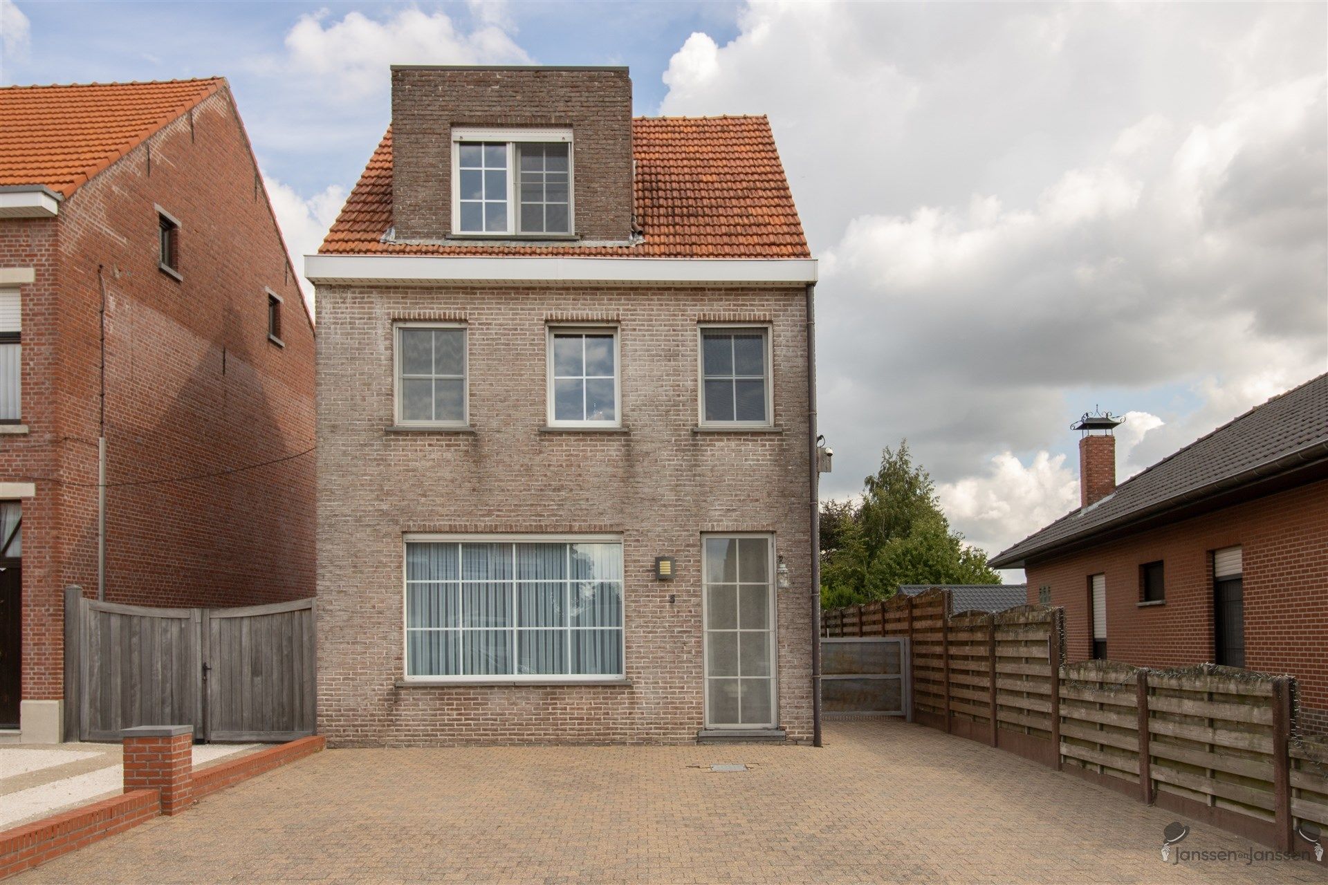 Hoofdfoto van de publicatie: Rustig gelegen halfopen bebouwing op 510 m²