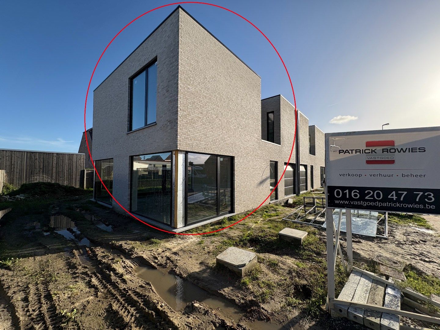 een moderne  nieuwbouw 3-gevel woning op en met grond foto 28