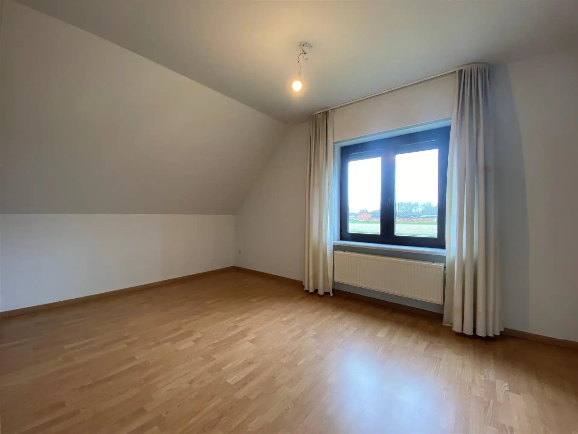 Halfopen woning met 4 slaapkamers en 2 badkamers. foto 26