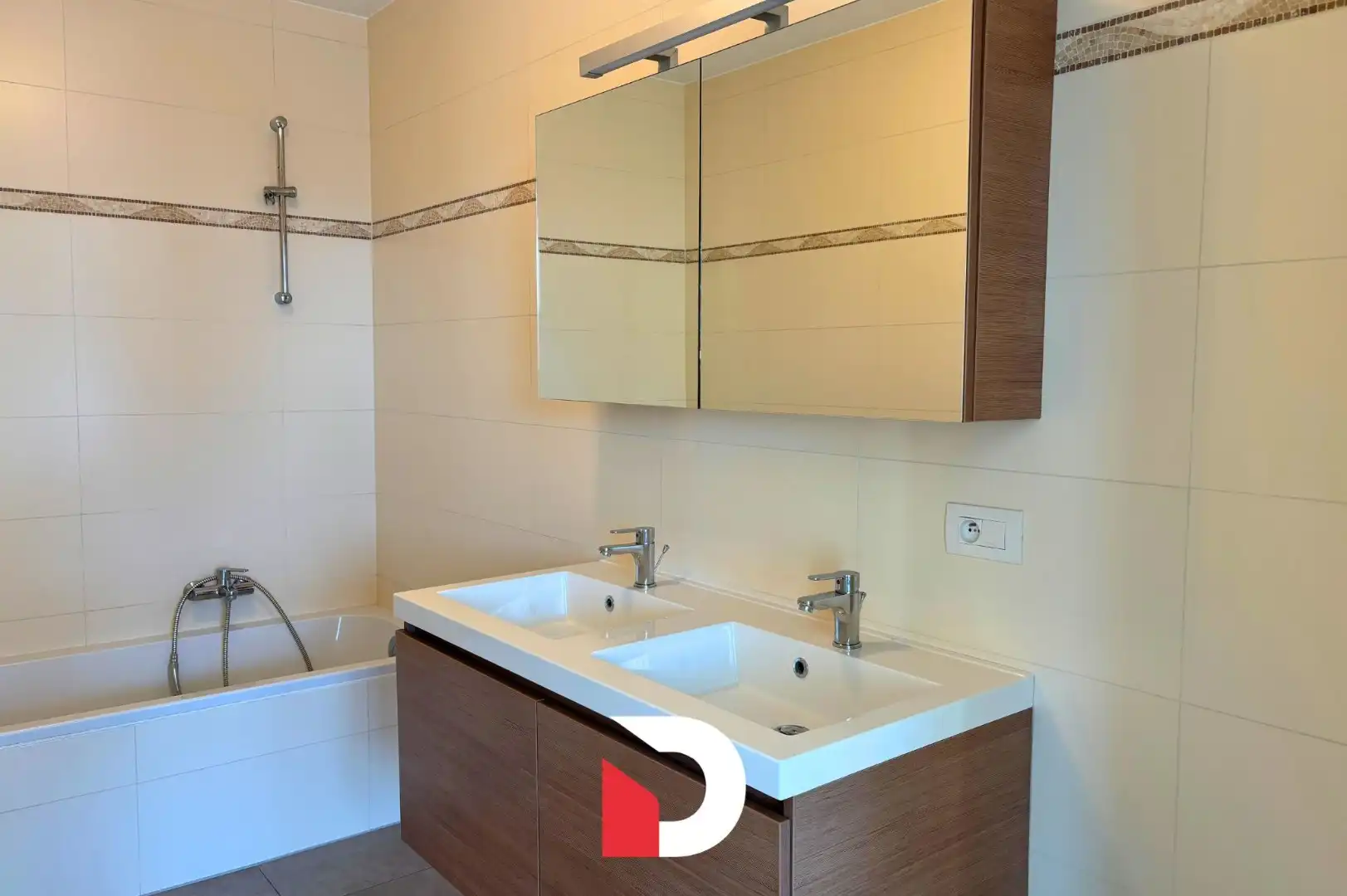 Recent appartement met 1 slaapkamer, veel lichtinval , zonnig terras en autostaanplaats foto 8