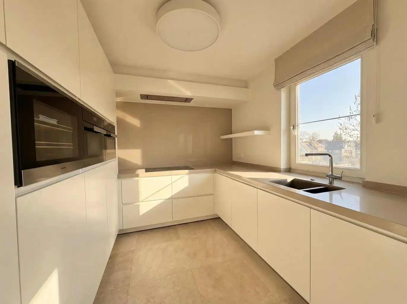 Prachtig 2 (+1)-slaapkamer appartement met terrasje, autostaanplaats en berging op een toplocatie nabij de Markt van Maaseik. foto 4