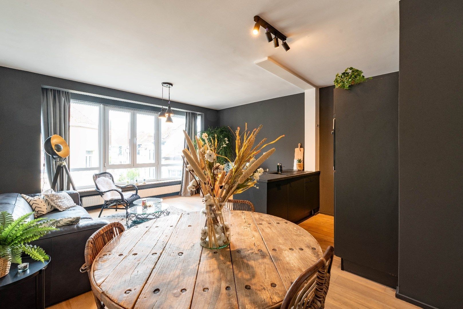 Instapklaar appartement met 2 slpks in kleinschalig gebouw foto {{pictureIndex}}