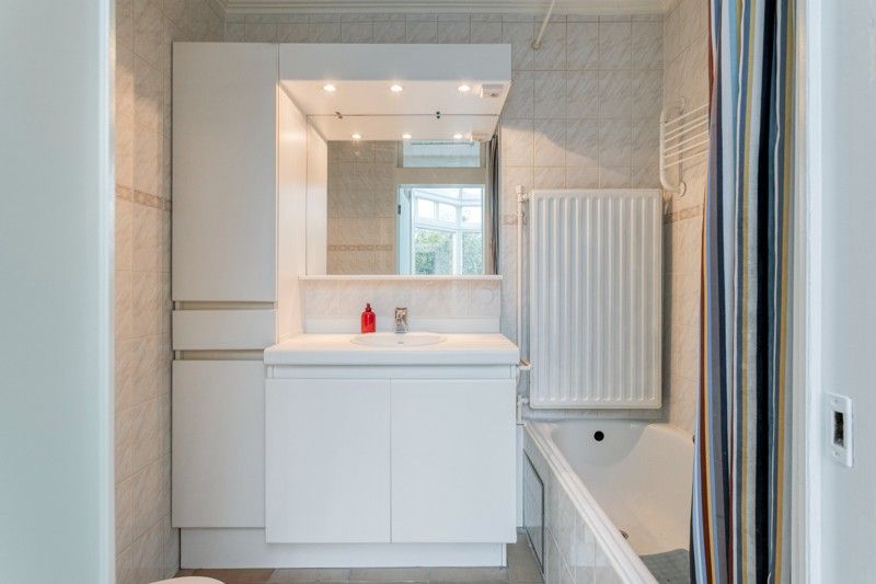 🏡 Uniek en authentiek pand vol karakter en mogelijkheden. Ruime woning, multifunctionele bijgebouwen en een charmante, omsloten tuin. foto 8