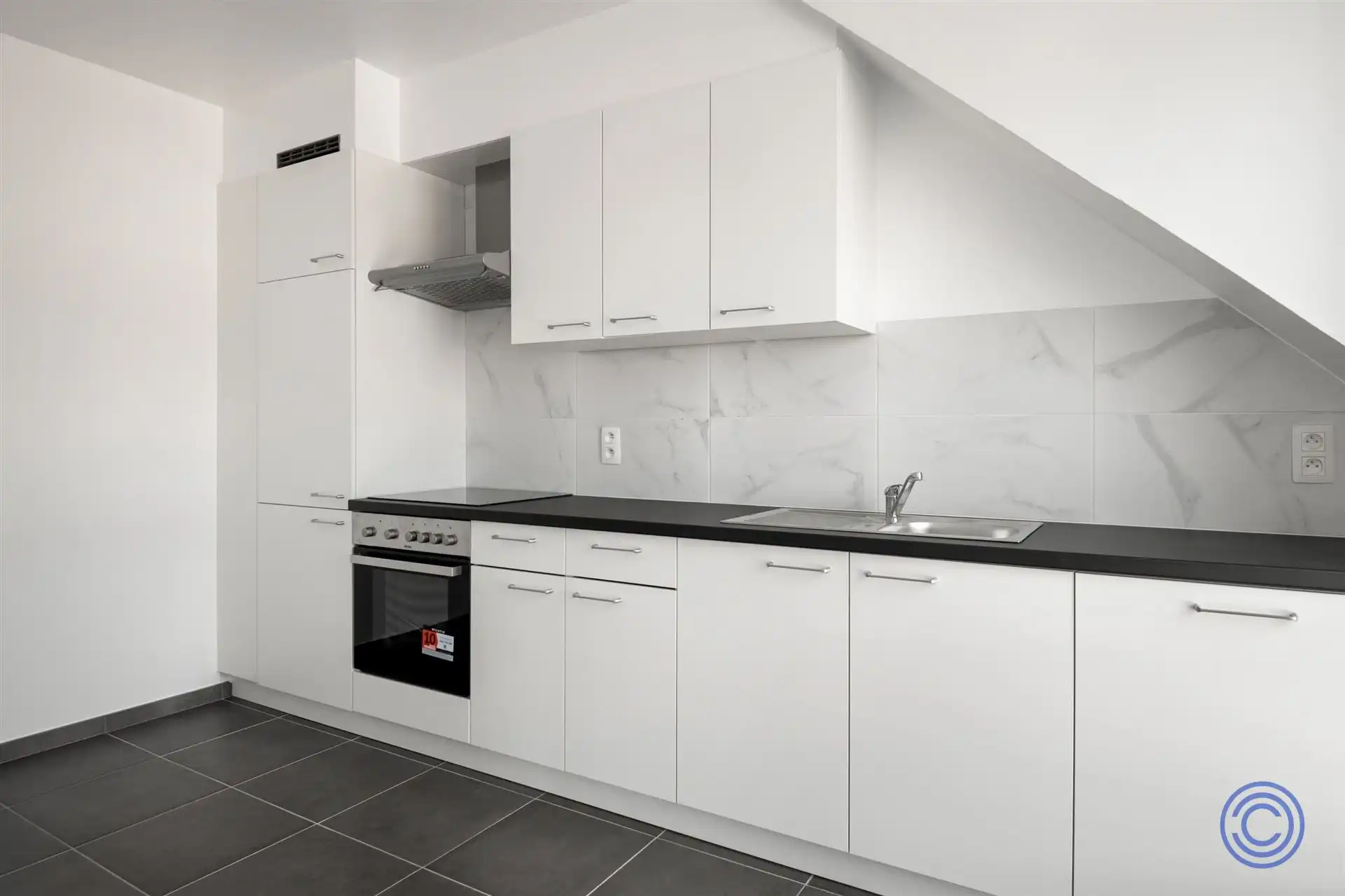 Volledig gerenoveerd 2-slp appartement met zonnig terras! foto 2