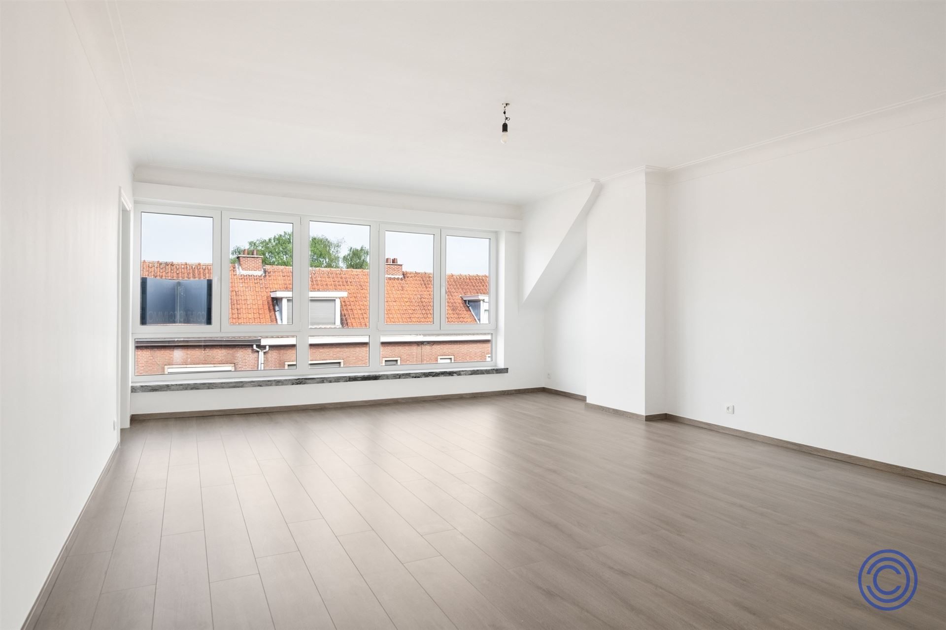 Volledig gerenoveerd 2-slp appartement met zonnig terras! foto 2