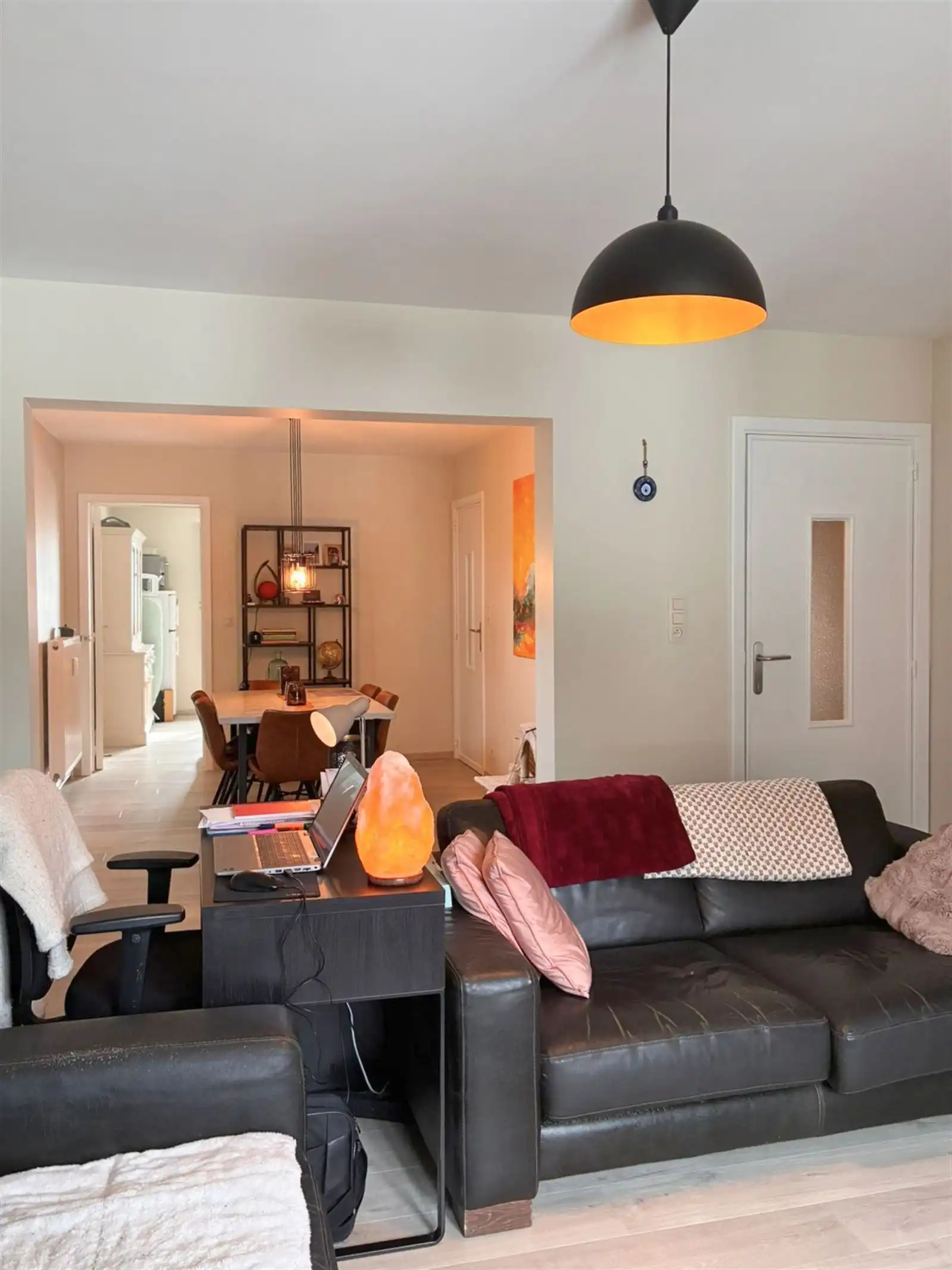 Ruim appartement, twee slaapkamers en tuin foto 3