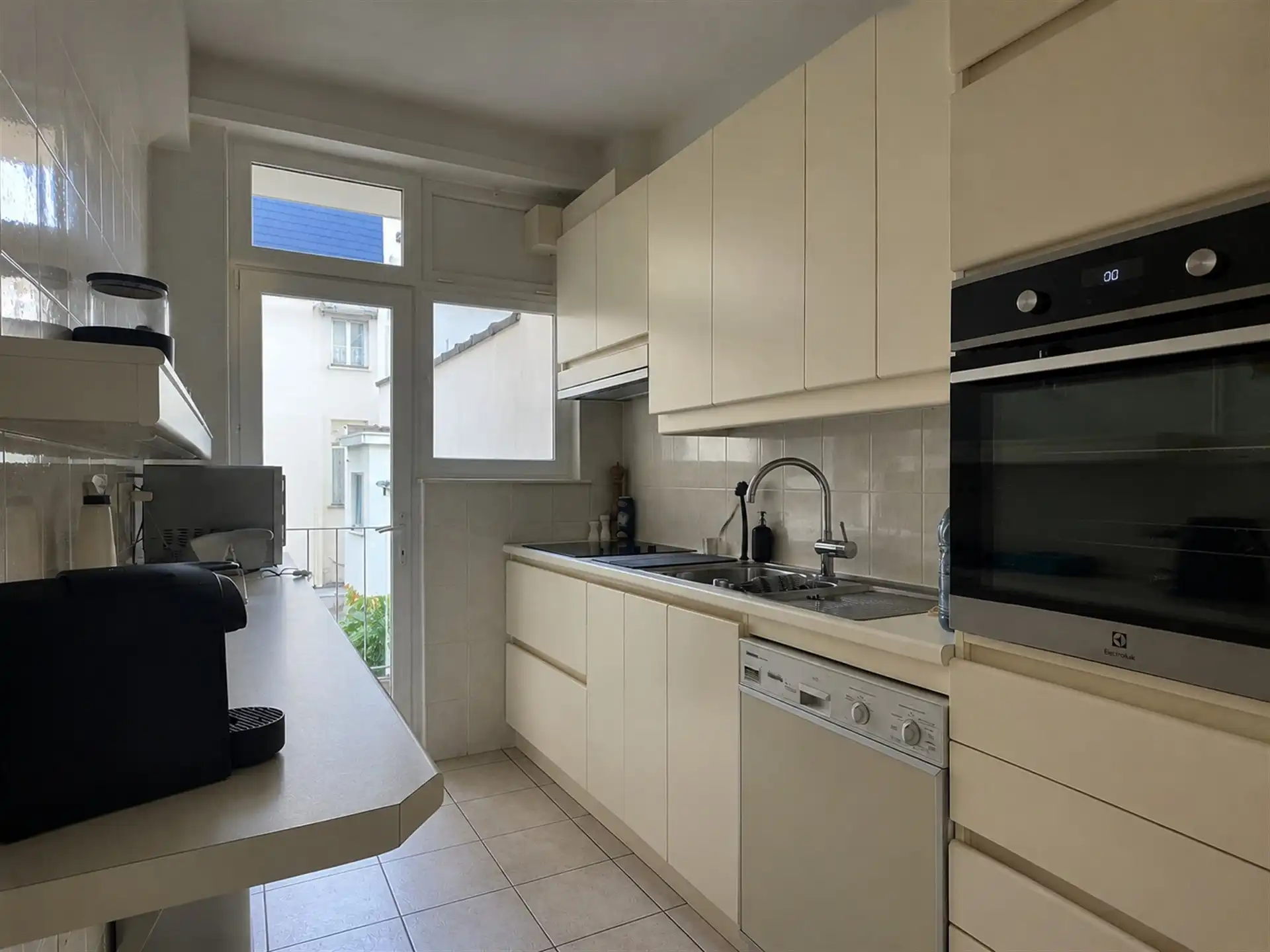 Instapklaar gemeubeld appartement nabij Antwerpen-Zuid!  foto 3