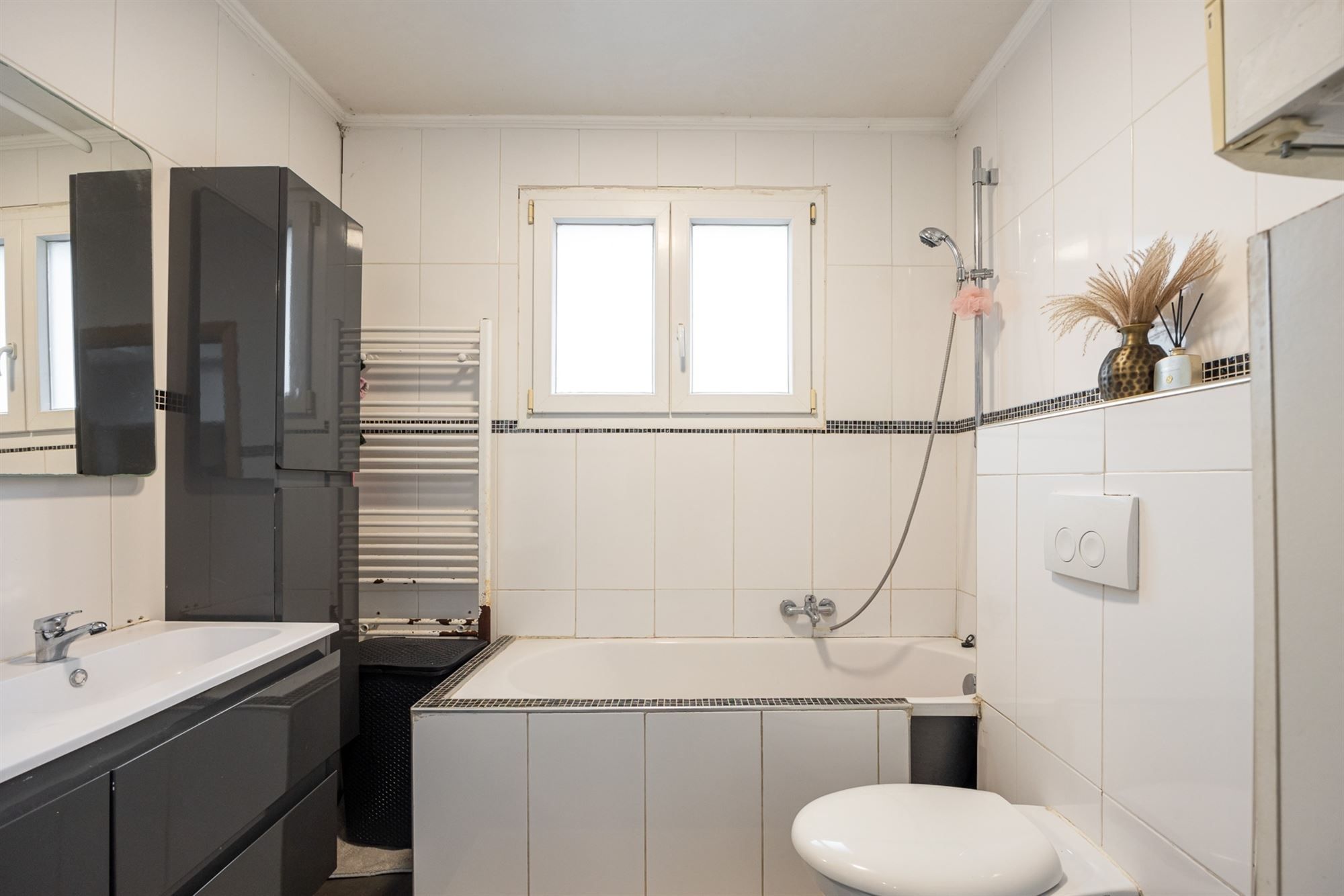 Op te frissen woning met 4 slpk en Z-tuin foto 6