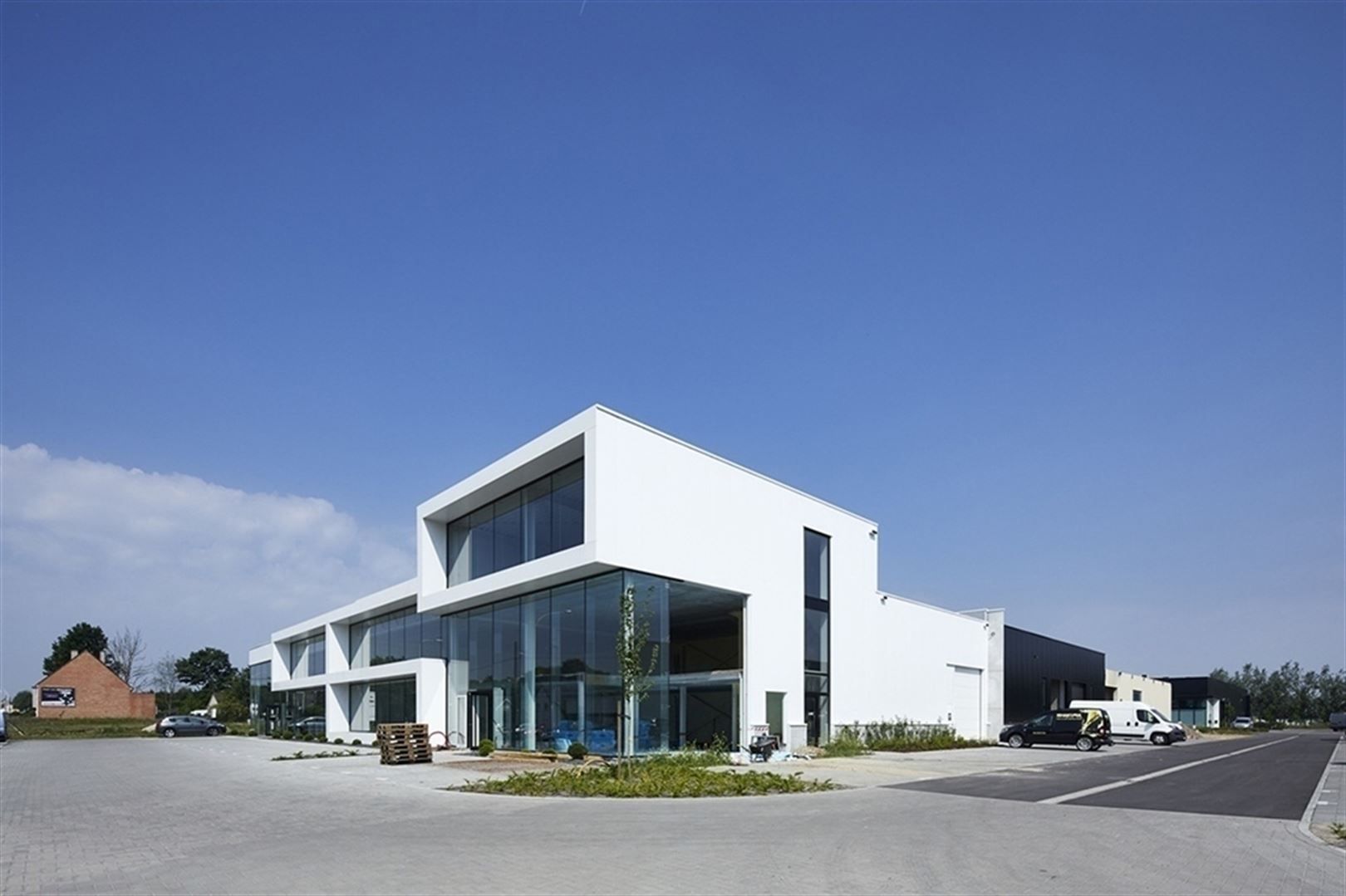 Kantoorgebouw foto {{pictureIndex}}