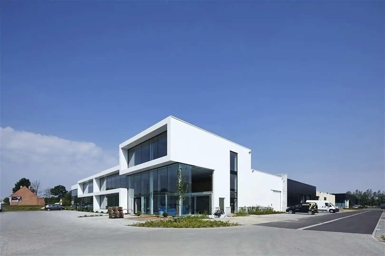 Kantoorgebouw foto {{pictureIndex}}