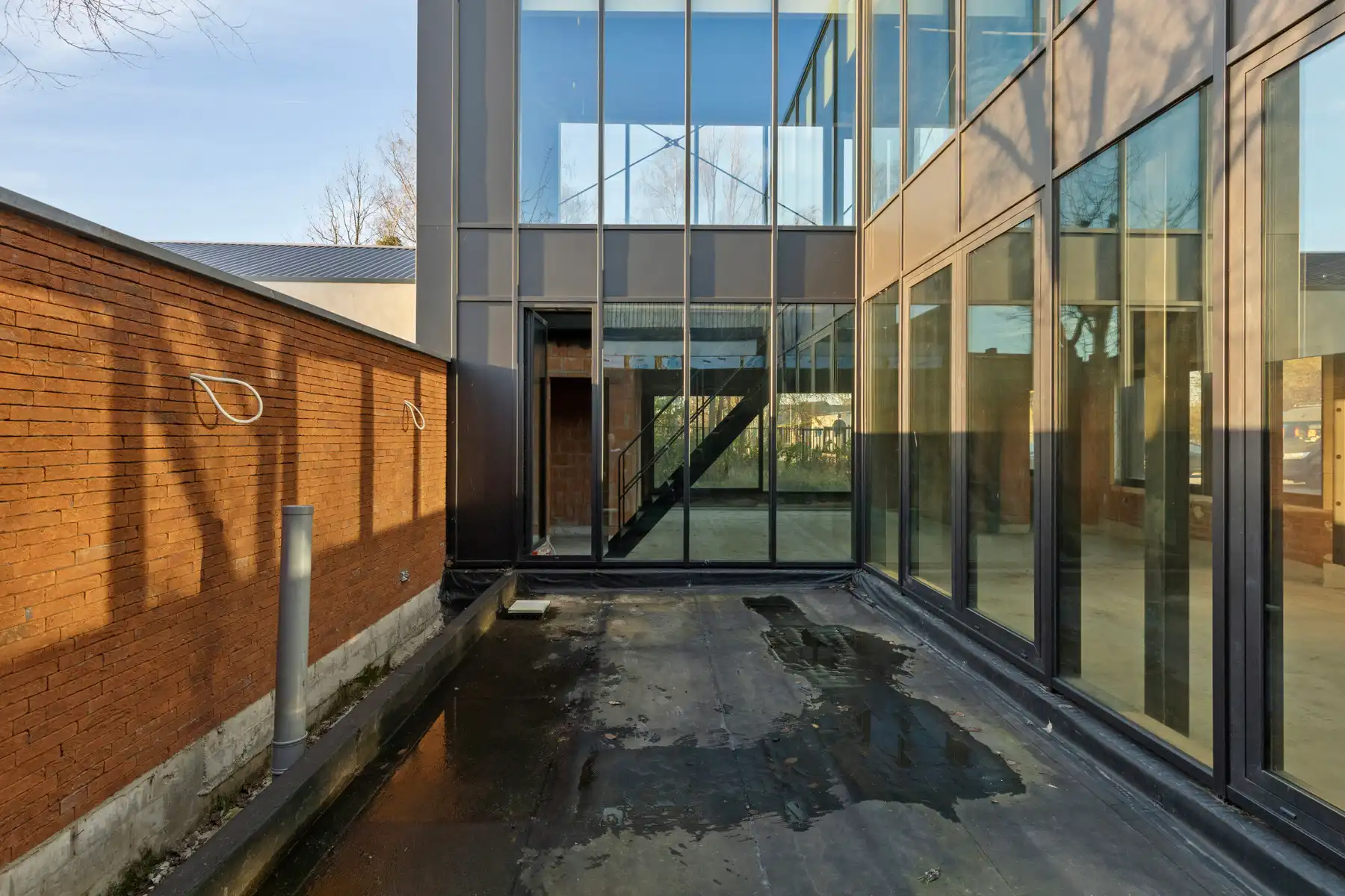 Casco af te werken woning met achterliggend magazijn. foto 9