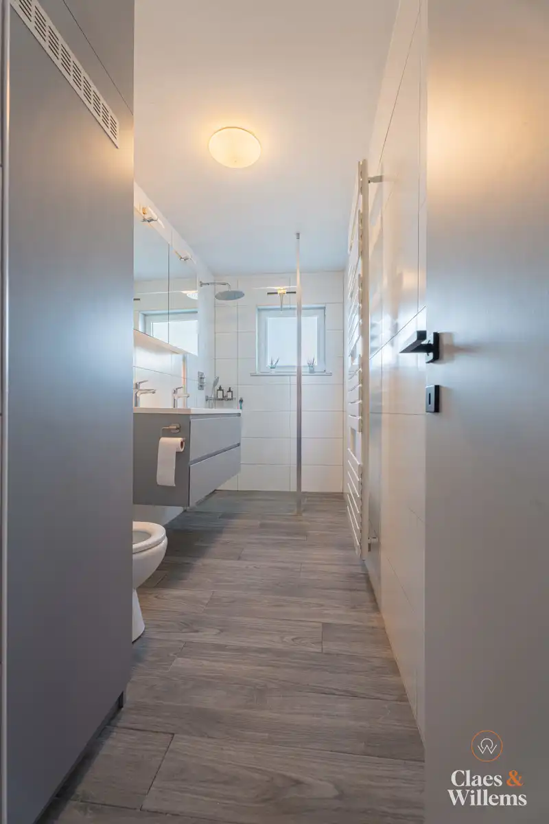 Instapklare, gerenoveerde woning met 4 kamers te Buizingen. foto 8