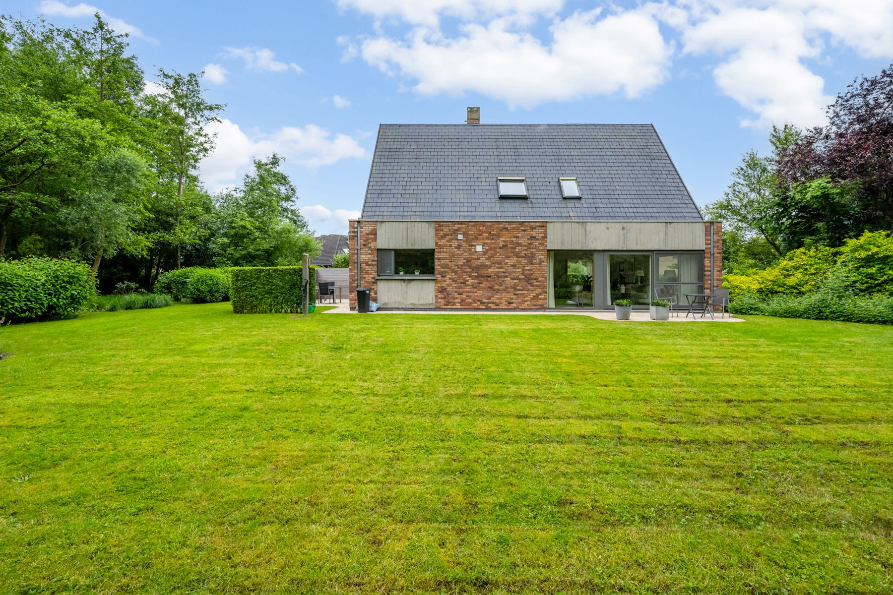 Energiezuinige villa met privé bos en prachtige tuin. foto 2