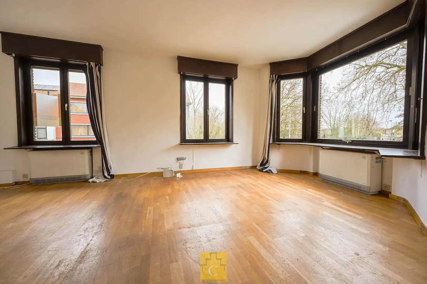 karaktervol handelspand met woonst en parking voor 2 wagens op toplocatie in Brugge (Kristus Koning) foto 8