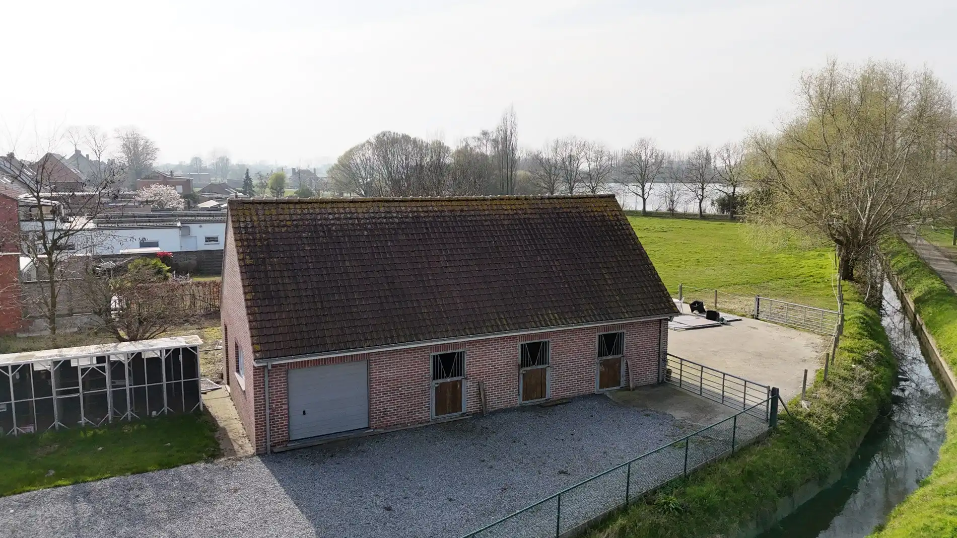 Alleenstaande woning met naastliggend stuk bouwgrond en weide te Eernegem foto 9