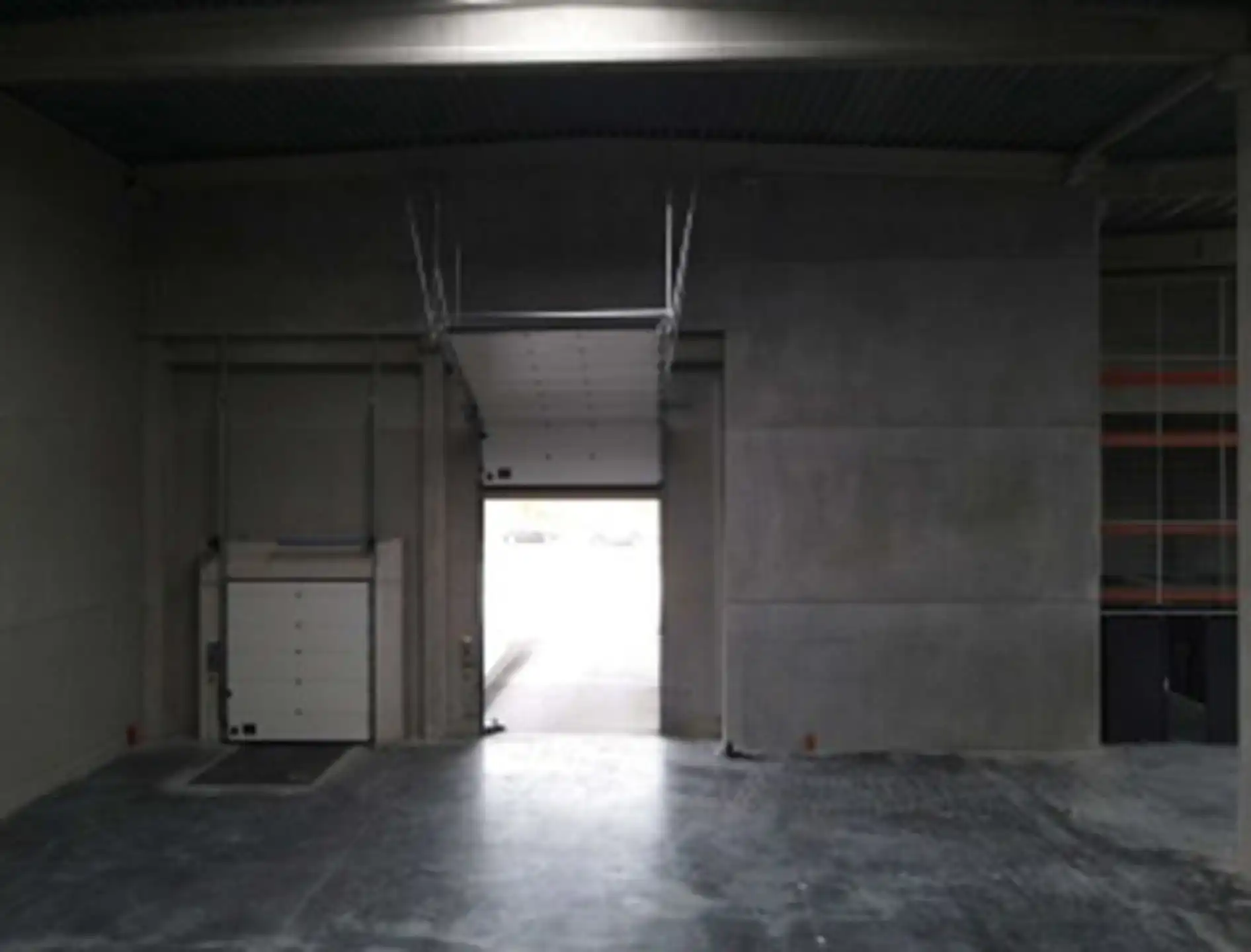 Magazijn 758m² met kantoor high-end gemeubeld ingericht 344m² foto 4