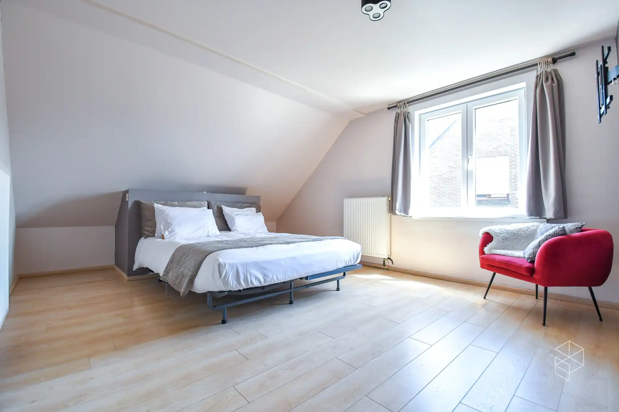 GROTE (254m²) instapklare gezinswoning met 4 slaapkamers, zwembad en poolhouse foto 14