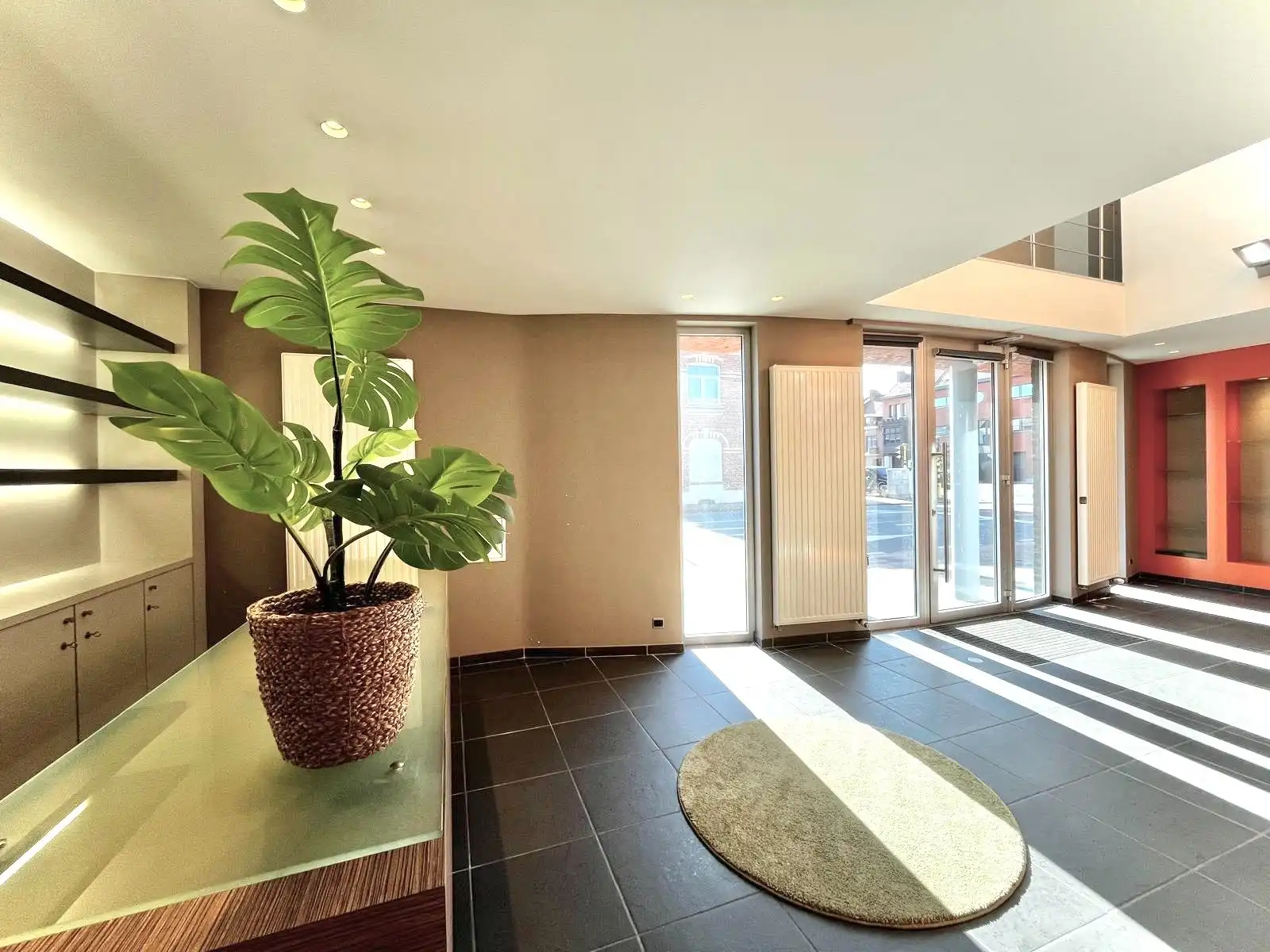 COMMERCIEEL GEBOUW - 214 M² BRUIKBARE RUIMTE foto 3