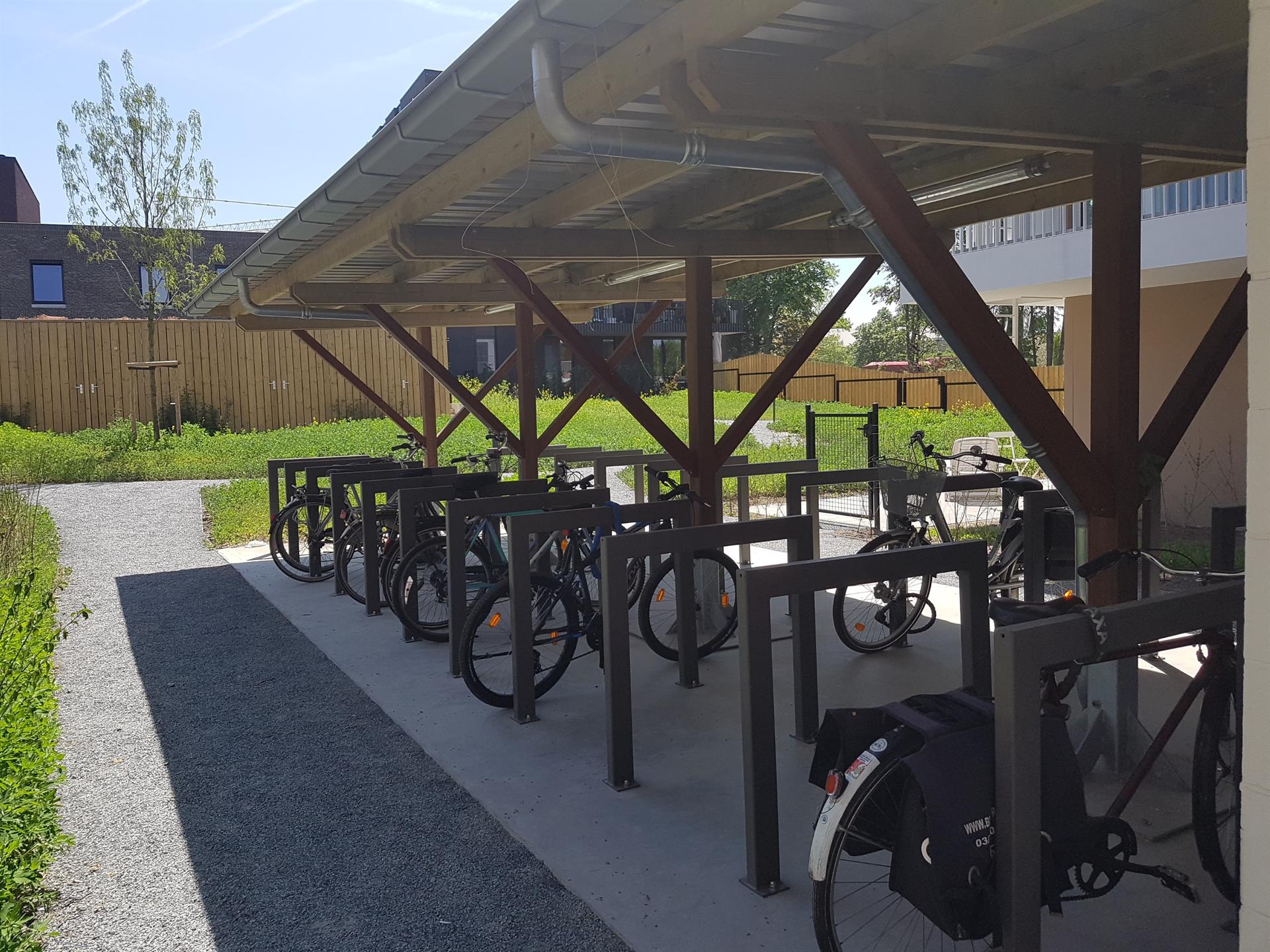 Prachtig twee-slaapkamerappartement mét parking en terras. foto 17