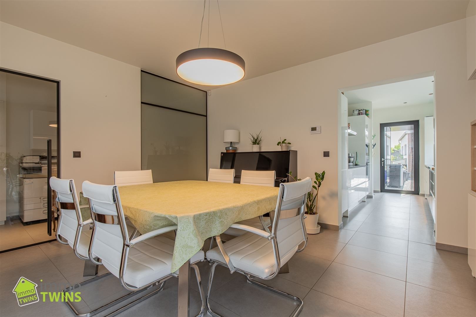 Instapklare woning met strak design te Grembergen foto 8