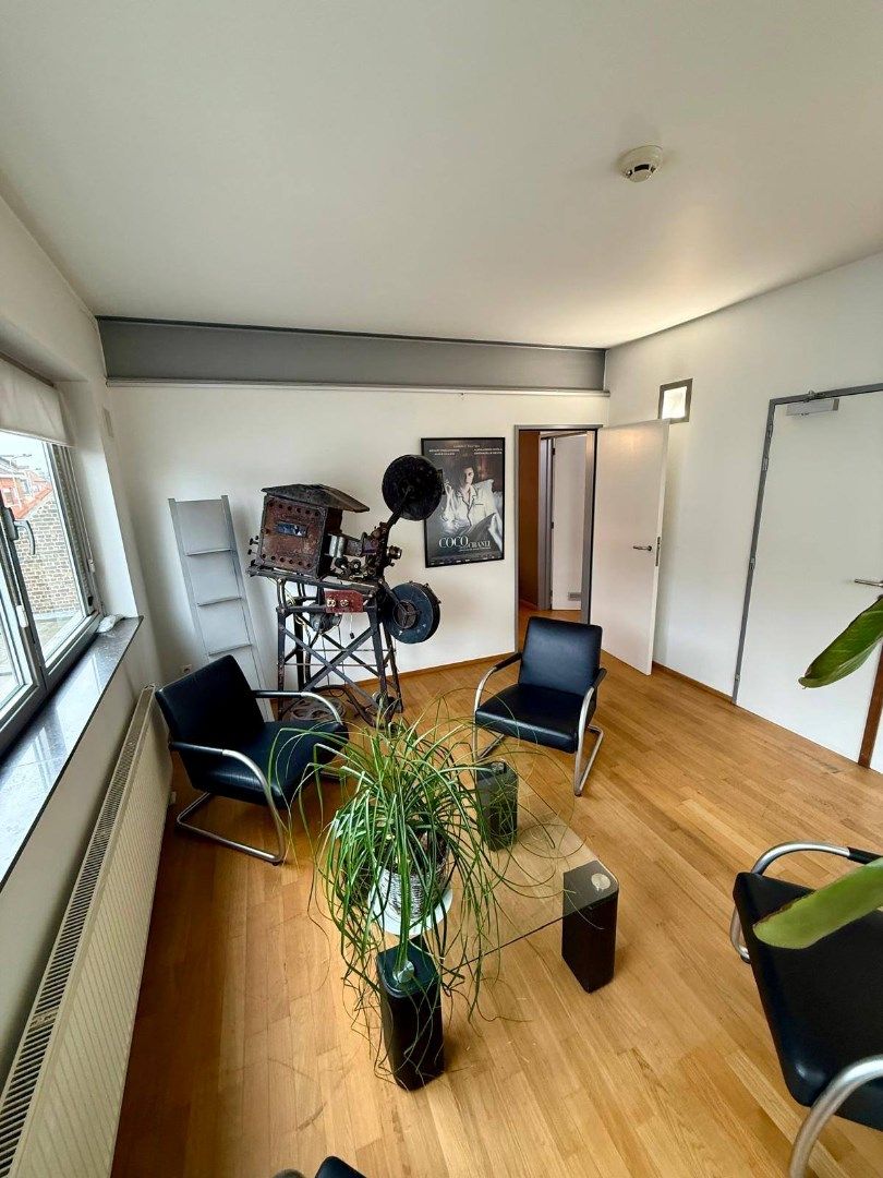 Handelsgelijkvloers met depot en weldra 2 lofts of 4 appartementen. foto 19