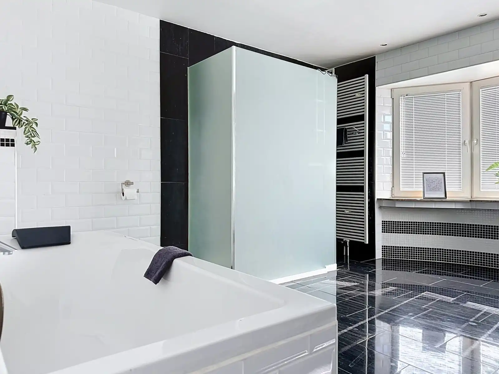 Instapklare, gerenoveerde woning met gezellige koer in hartje Niel! foto 16