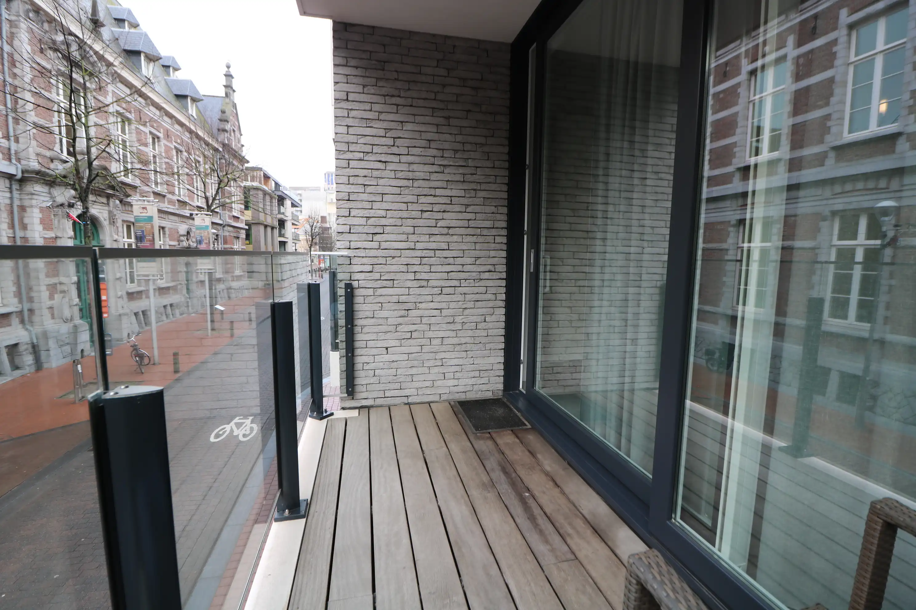 Recent 2-slaapkamerappartement met klassevolle afwerking op de hoek van Onderwijsstraat en Descampsstraat. foto 11