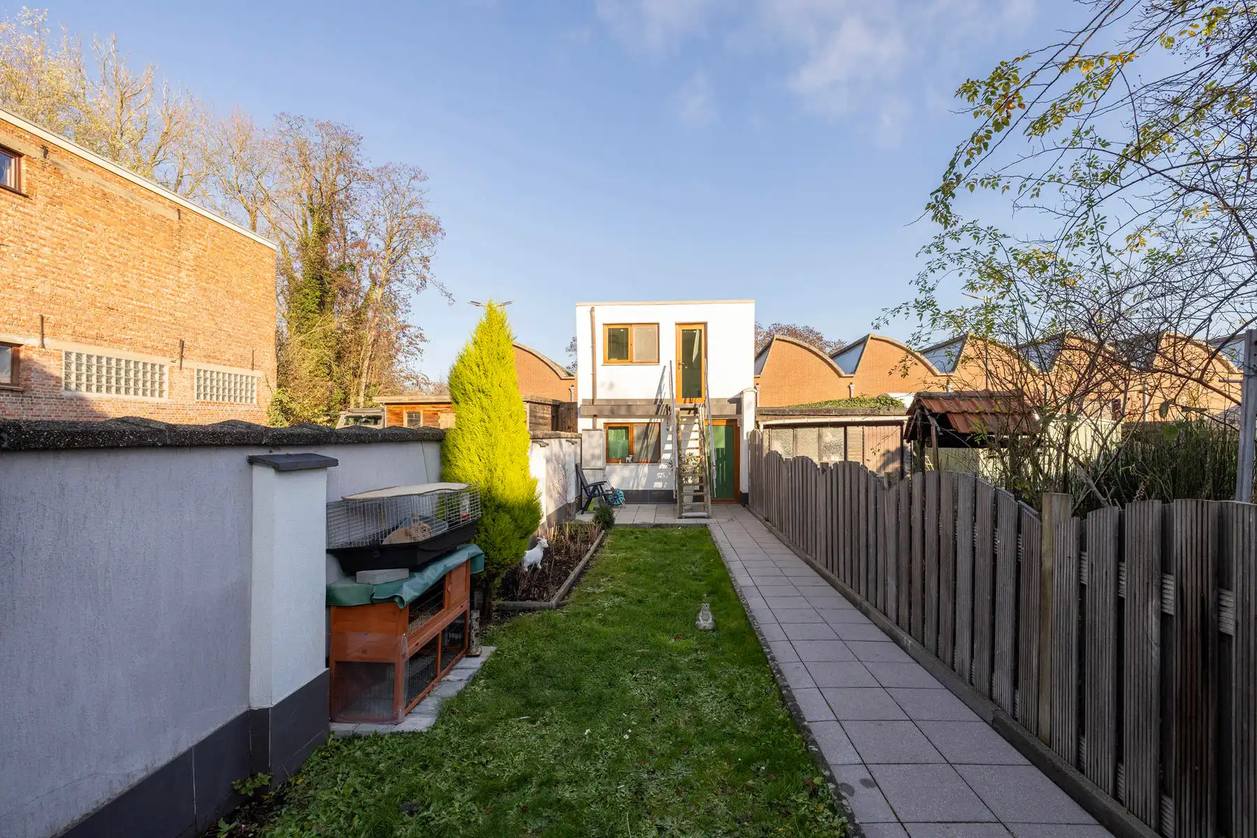 Gerenoveerde woning met 2 slpk, terras met tuin en bijgebouw foto 2